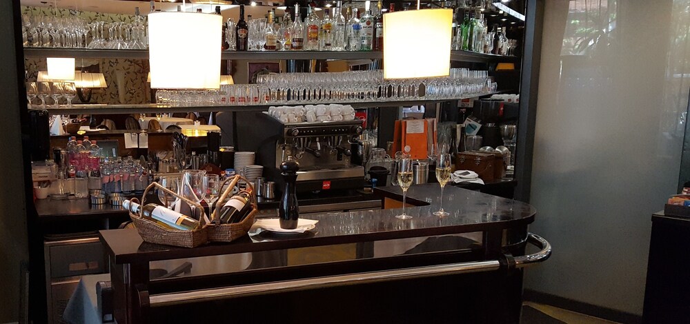Hotel Bar