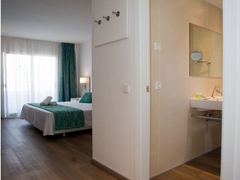 Apartment (Triple - 3 adults + 1 child) - Guestroom