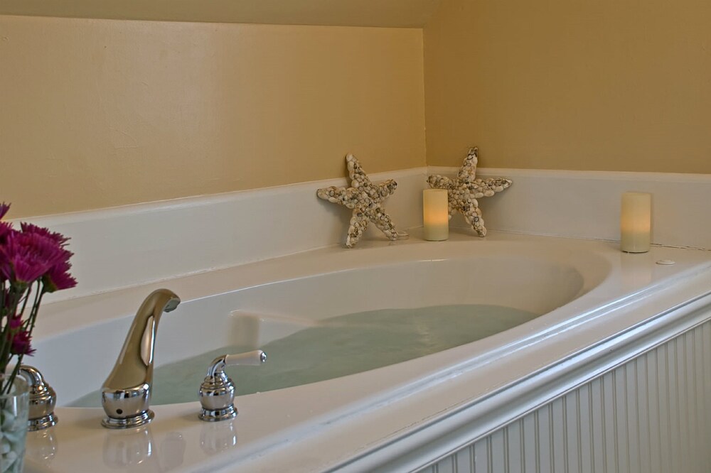 Deep Soaking Bathtub