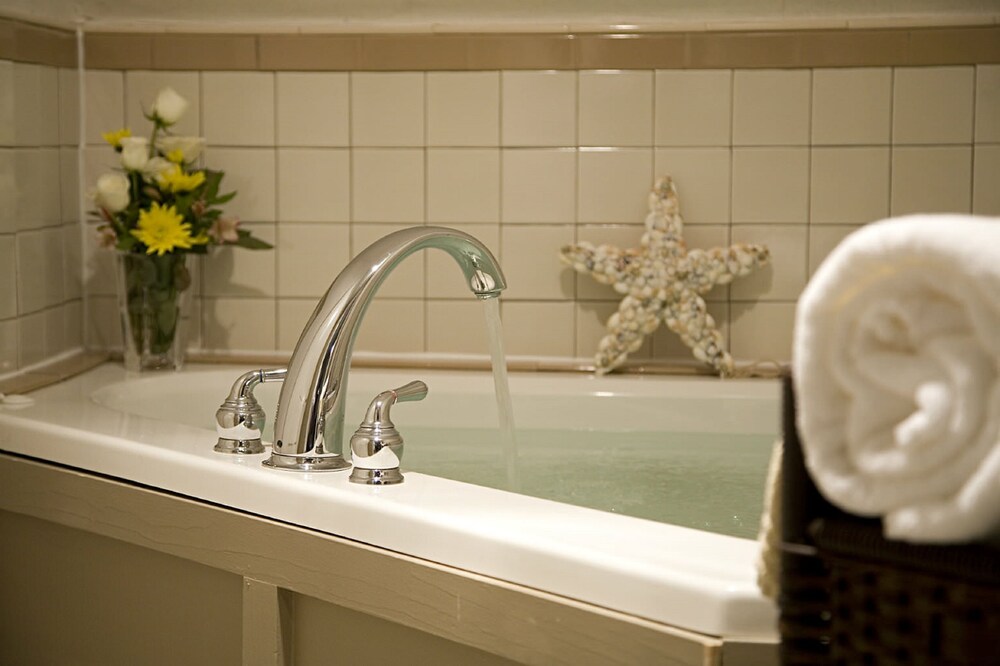 Deep Soaking Bathtub