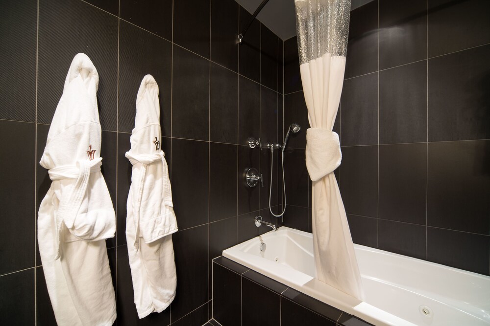 Deep Soaking Bathtub