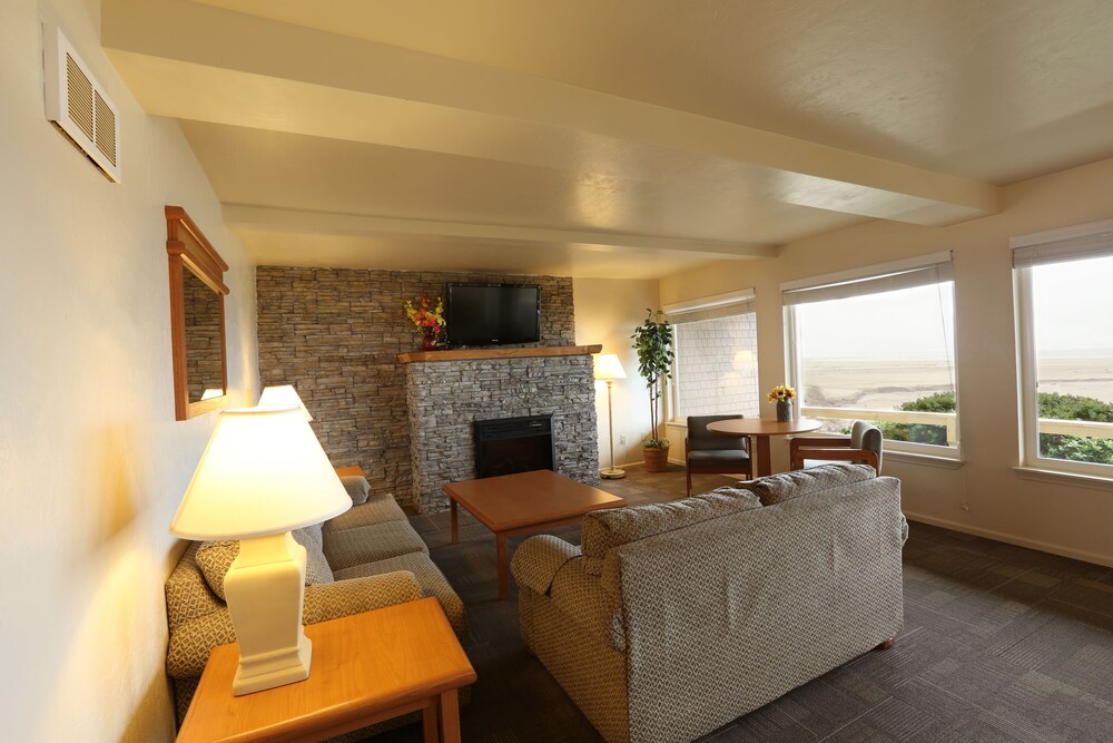 Suite, 3 Bedrooms, 2 Bathrooms - Living Area