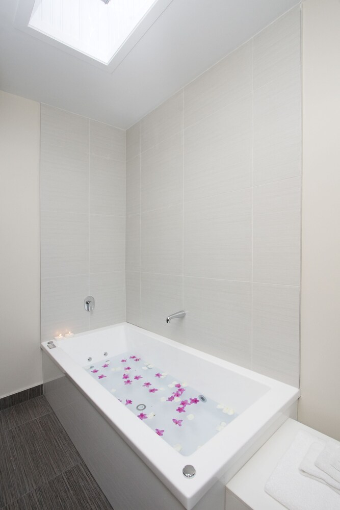 Premier Suite, 1 Bedroom, Jetted Tub - Deep Soaking Bathtub