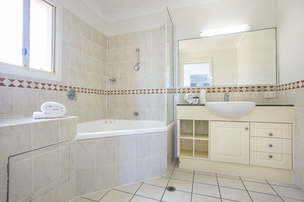 2 Bedroom Split Level Penthouse With Spa Bath - Bathroom