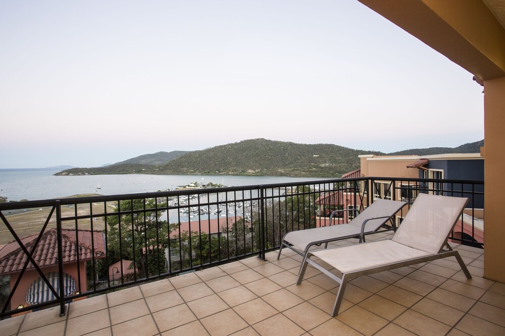 3 Bedroom Split Level Penthouse With Spa - Balcony