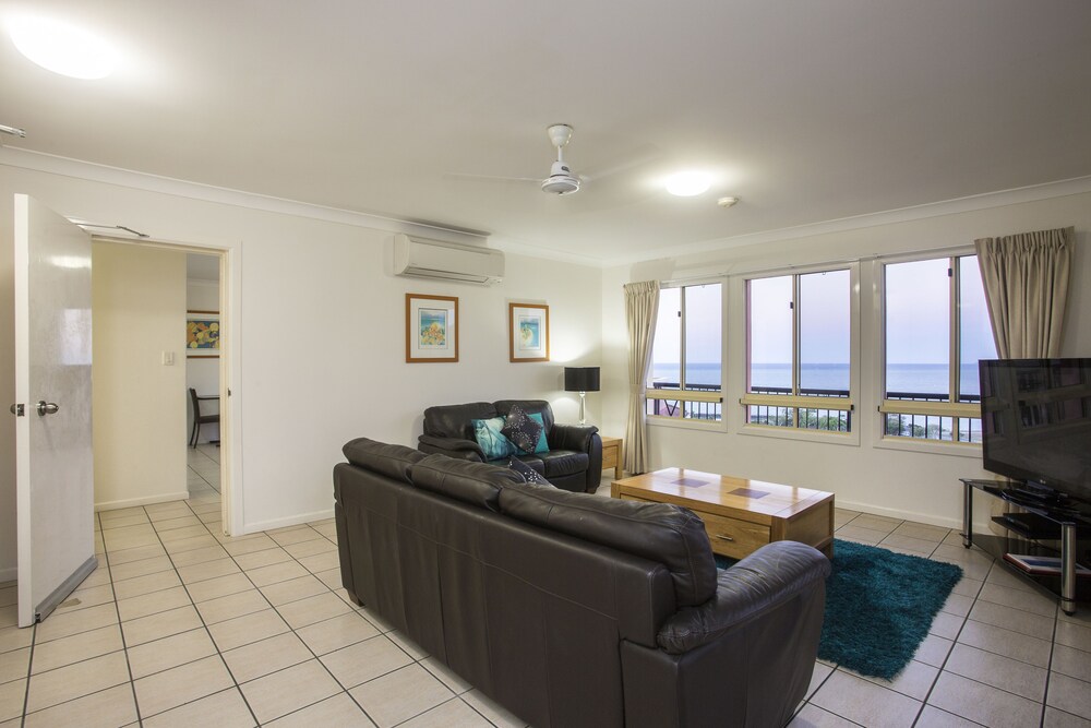 Deluxe Apartment, 2 Bedrooms - Living Room
