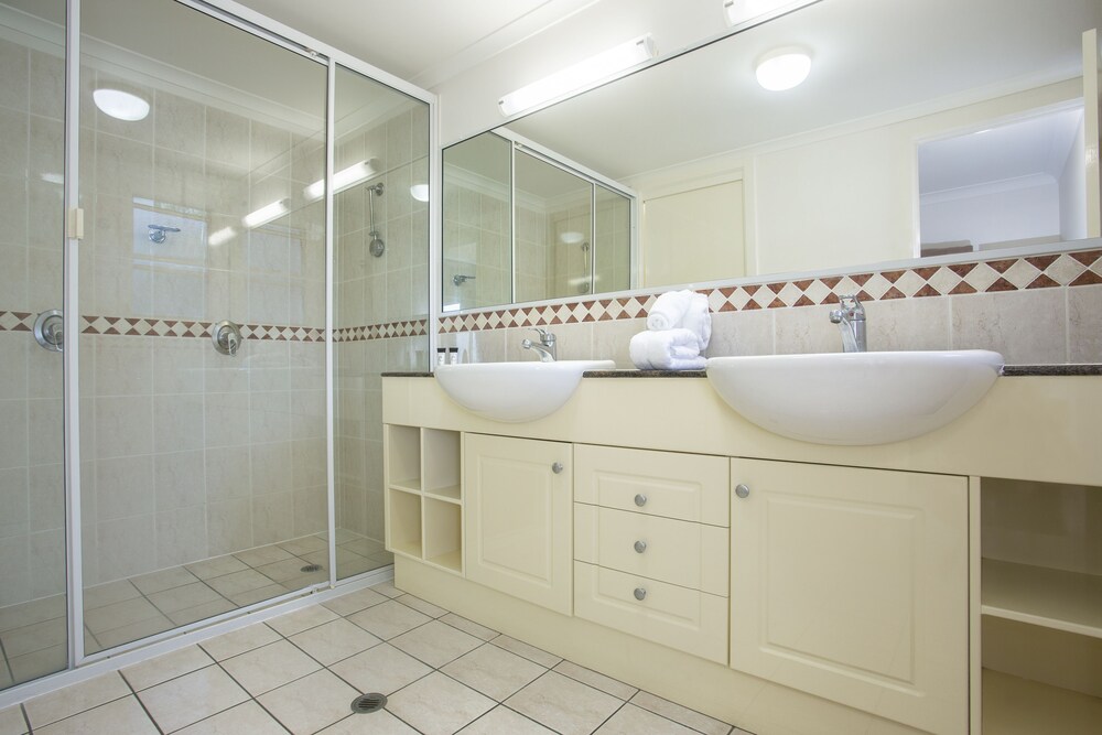 2 Bedroom Split Level Penthouse With Spa Bath - Bathroom
