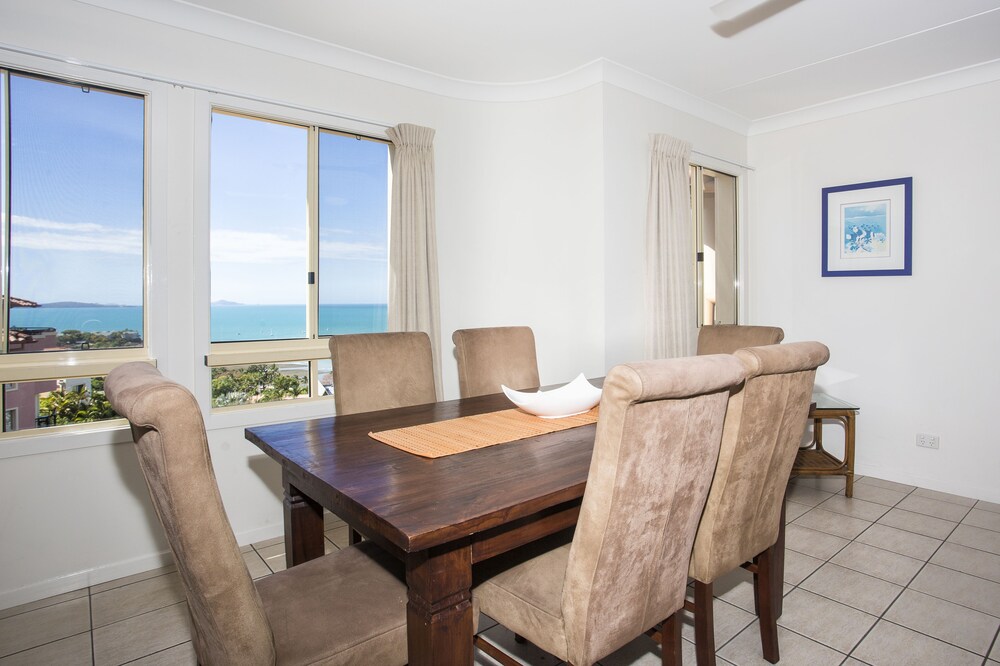 3 Bedroom Split Level Penthouse With Spa - In-Room Dining