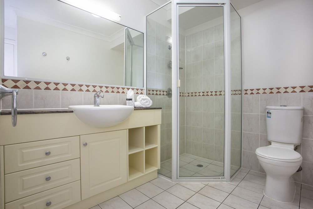 2 Bedroom Split Level Penthouse With Spa Bath - Bathroom Shower