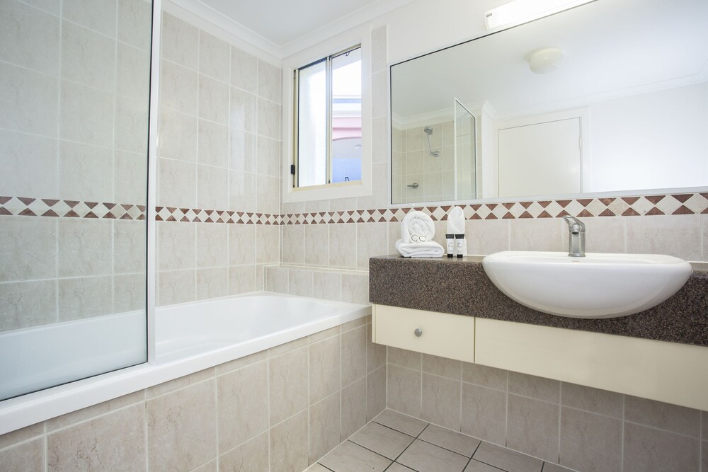 Deluxe Apartment, 2 Bedrooms - Bathroom Sink
