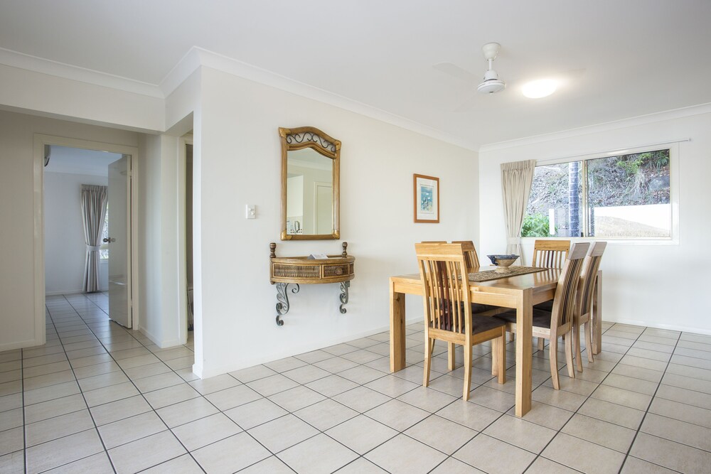 3 Bedroom Split Level Penthouse With Spa - In-Room Dining
