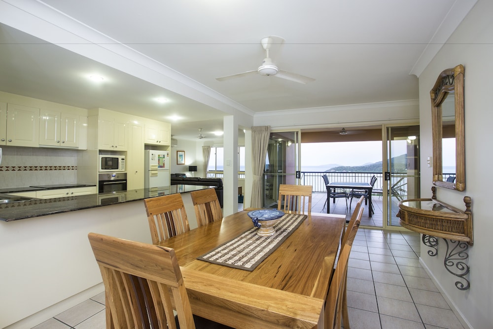 3 Bedroom Split Level Penthouse With Spa - Living Area