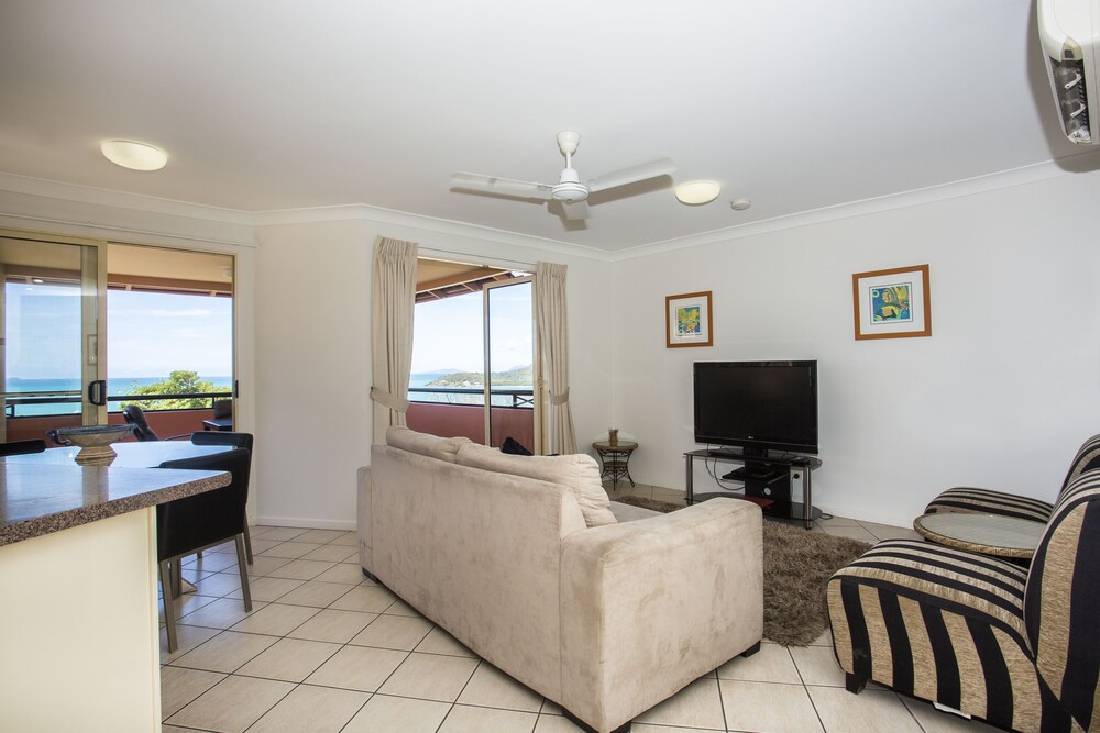 Deluxe Apartment, 2 Bedrooms - Living Room