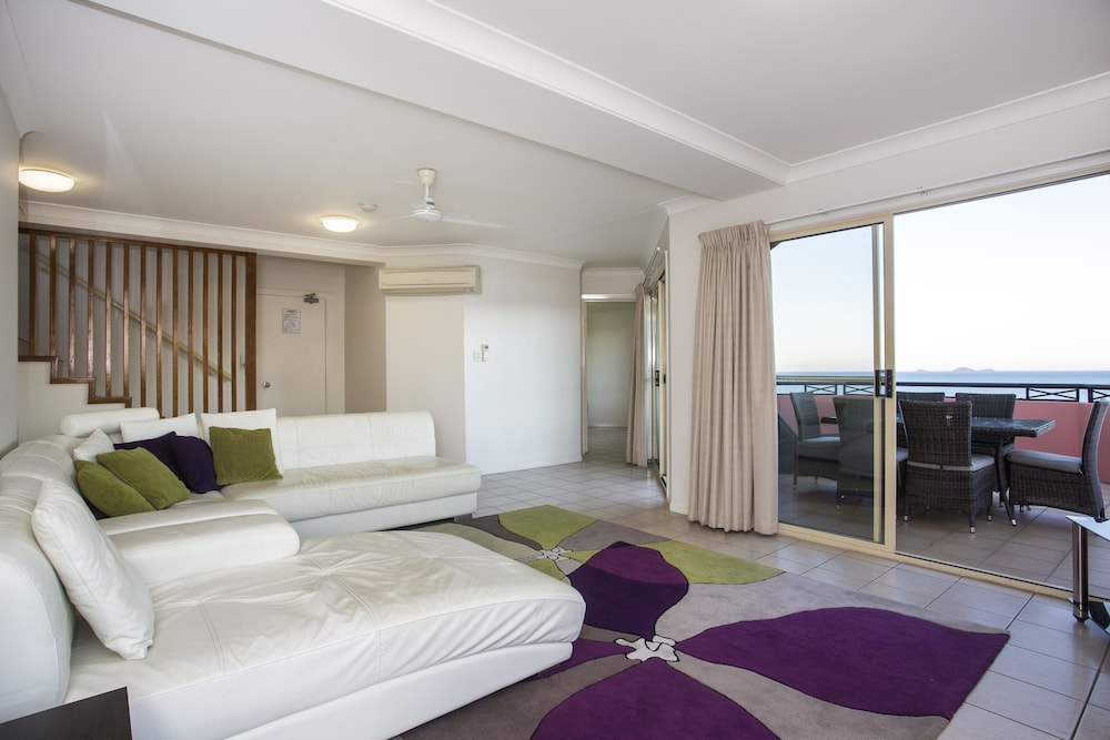 3 Bedroom Split Level Penthouse With Spa - Living Area