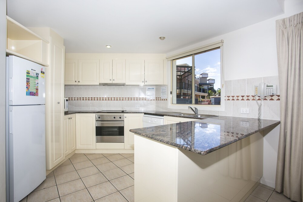2 Bedroom Split Level Penthouse With Spa Bath - In-Room Kitchen