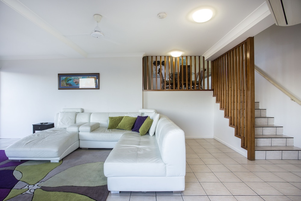 3 Bedroom Split Level Penthouse With Spa - Living Room