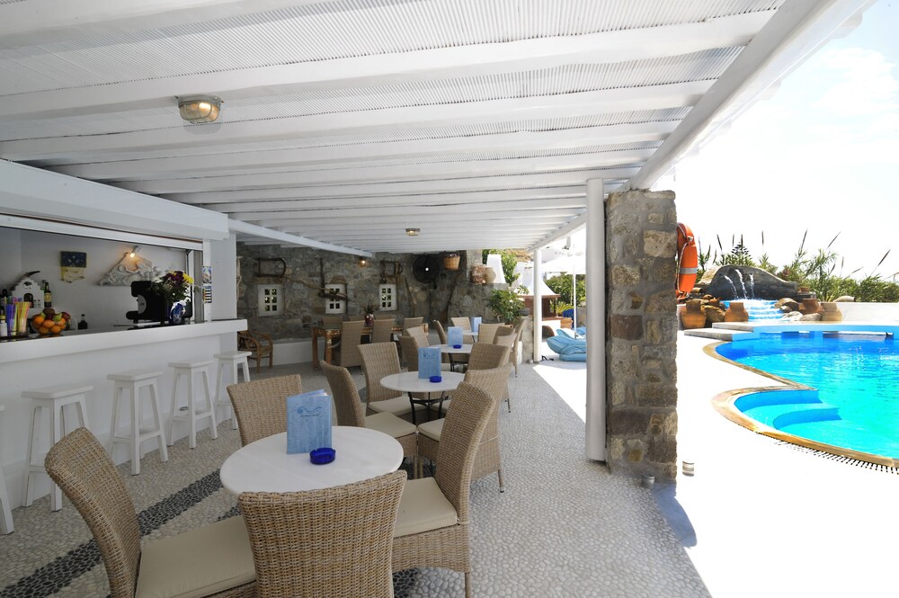 Poolside Bar