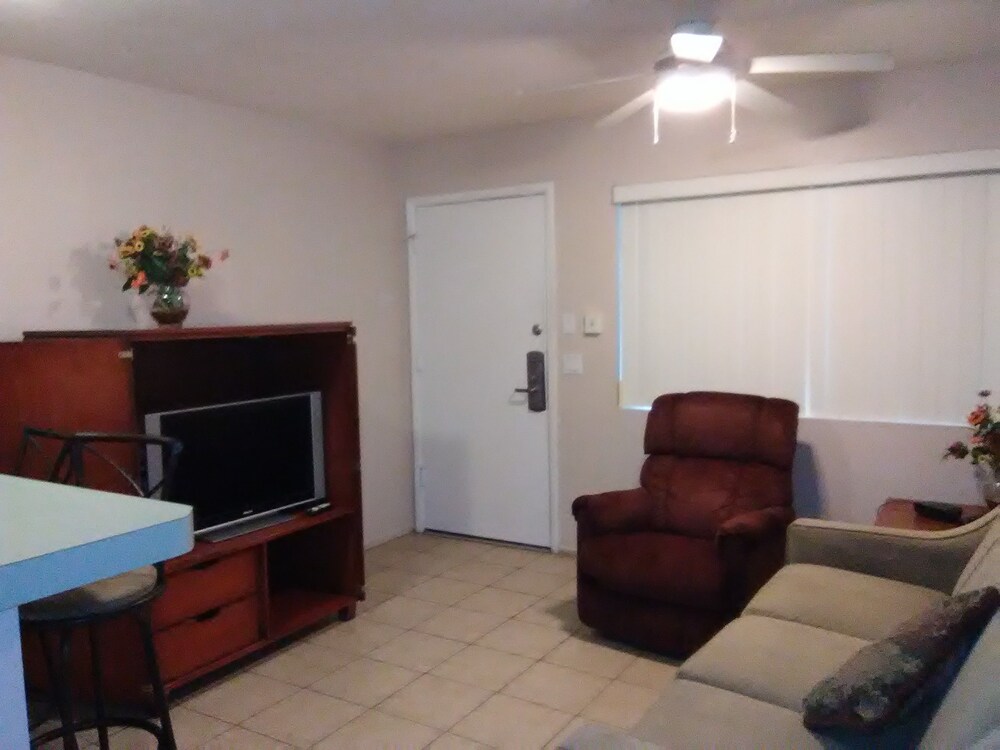 Suite, 2 Queen Beds - Living Room