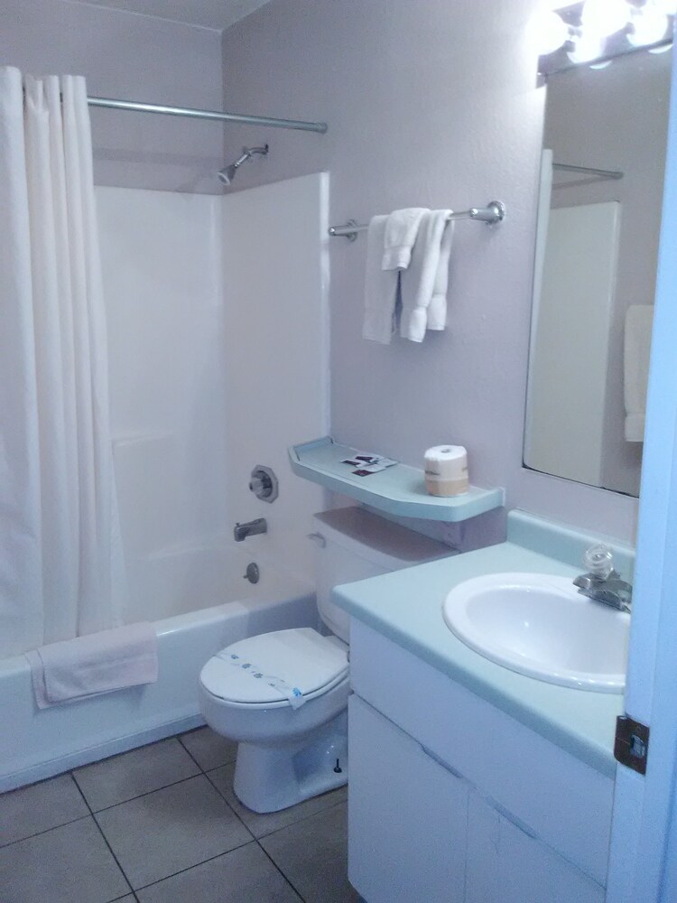 Suite, 2 Queen Beds - Bathroom