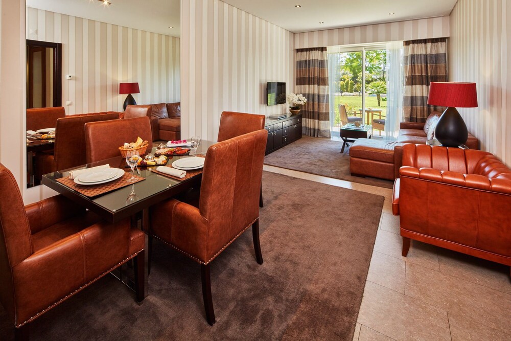 Suite, 2 Bedrooms (Sunrise) - Living Room