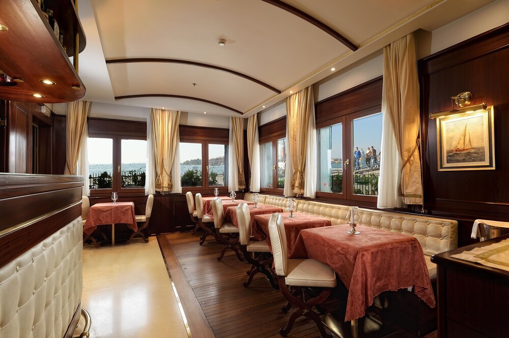 Hotel Bar