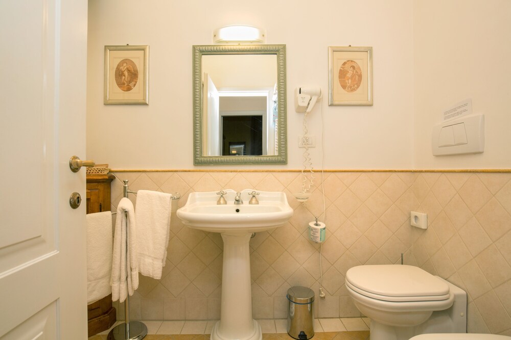 Junior Suite - Bathroom