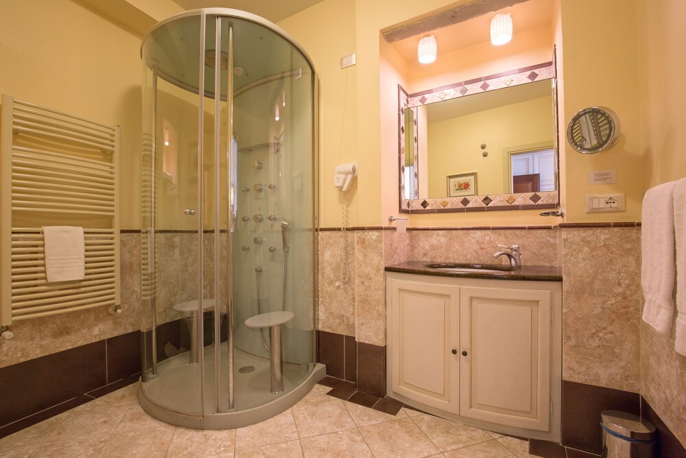 Deluxe Room - Bathroom