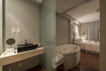 Deep Soaking Bathtub