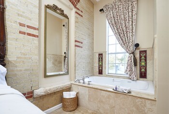 Deep Soaking Bathtub