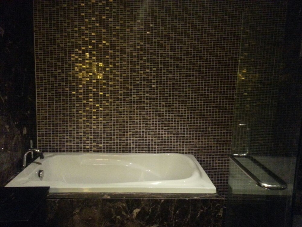 Penthouse - Deep Soaking Bathtub