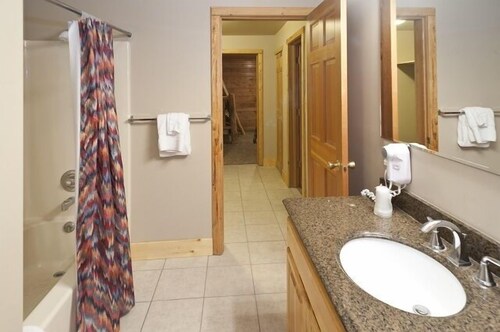 Luxury Cabin, 3 Bedrooms (7 Beds) - Bathroom