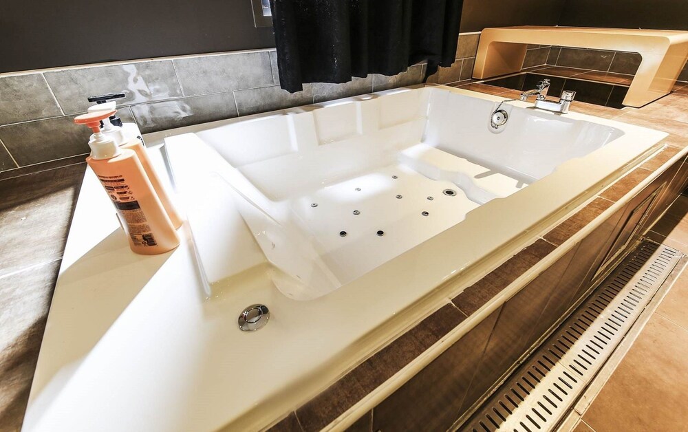 Deep Soaking Bathtub
