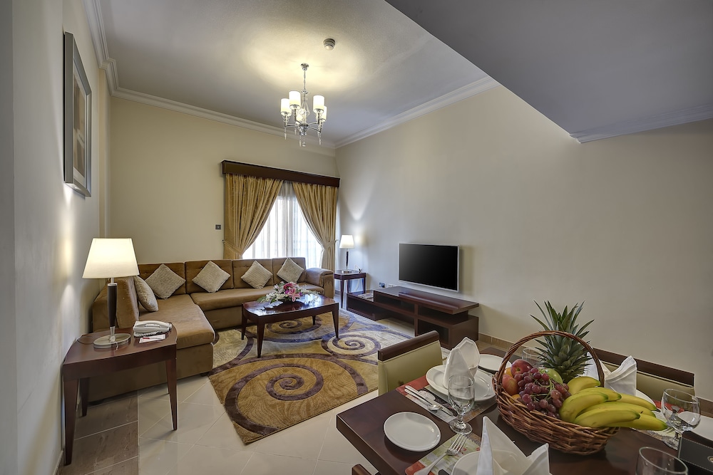 Suite, 2 Bedrooms - Living Room
