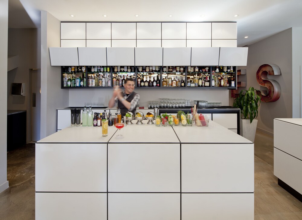 Hotel Bar