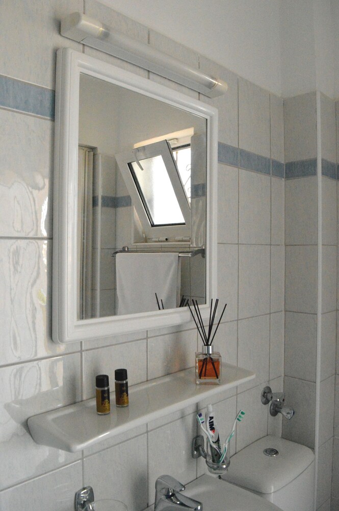Studio - Bathroom
