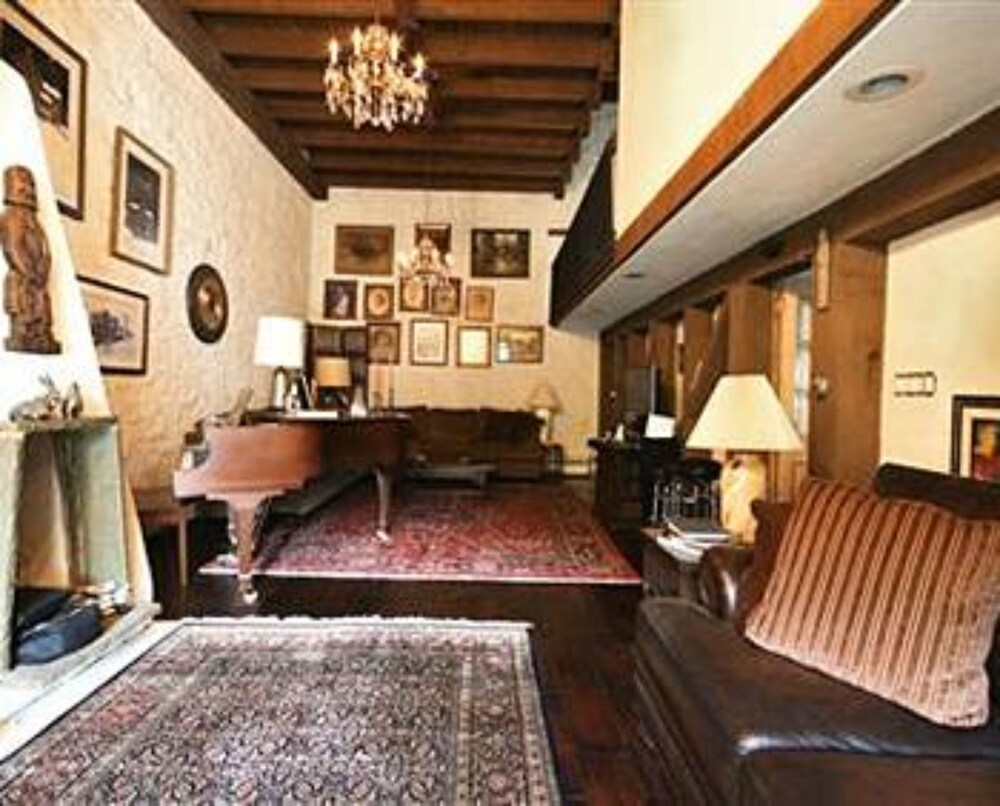 Hotel Lounge