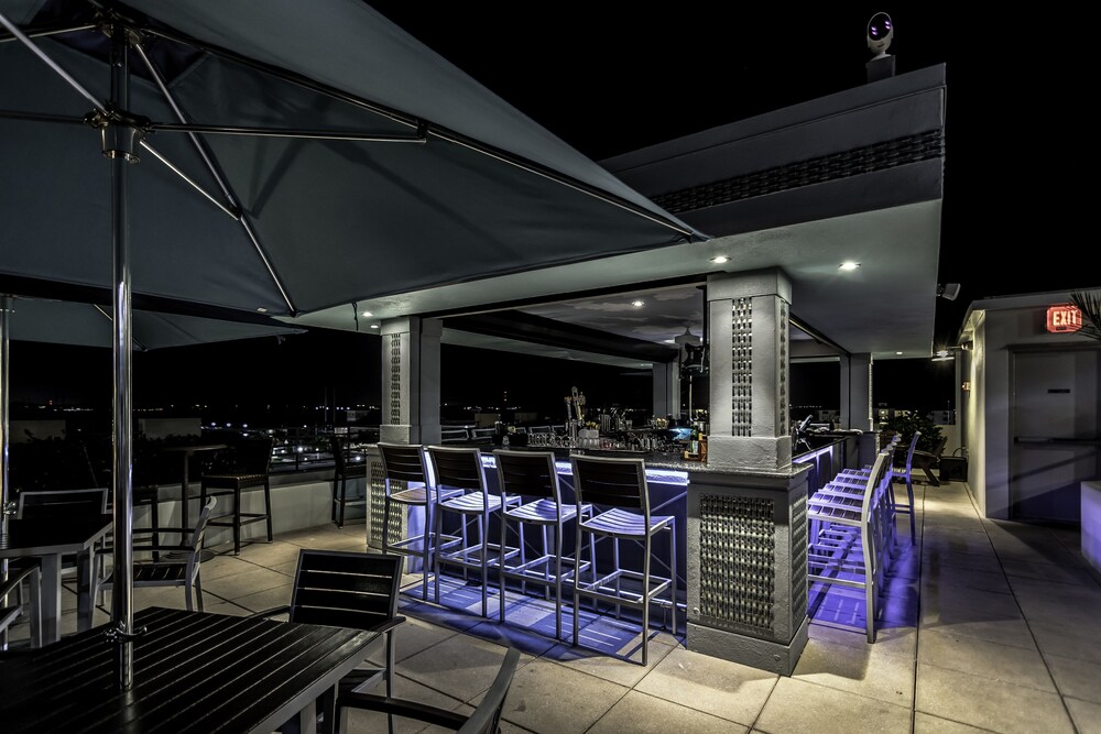 Poolside Bar