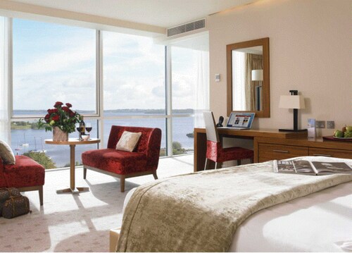 Hodson Bay Hotel