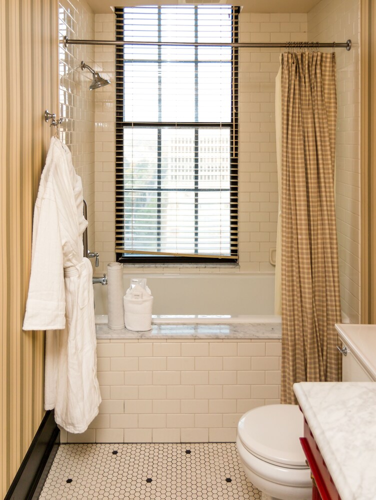 Deep Soaking Bathtub