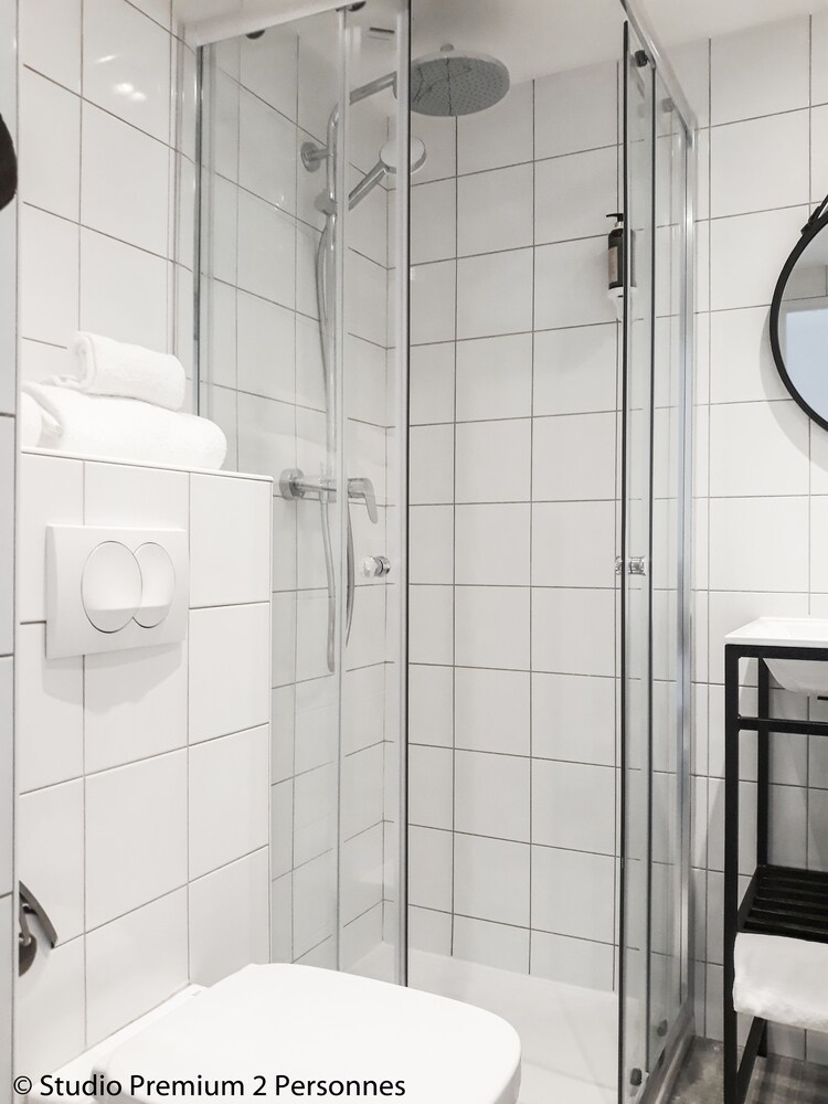 Superior Studio - Bathroom Shower