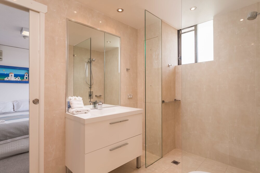 Luxury Penthouse, 3 Bedrooms, Accessible, Ocean View - Bathroom