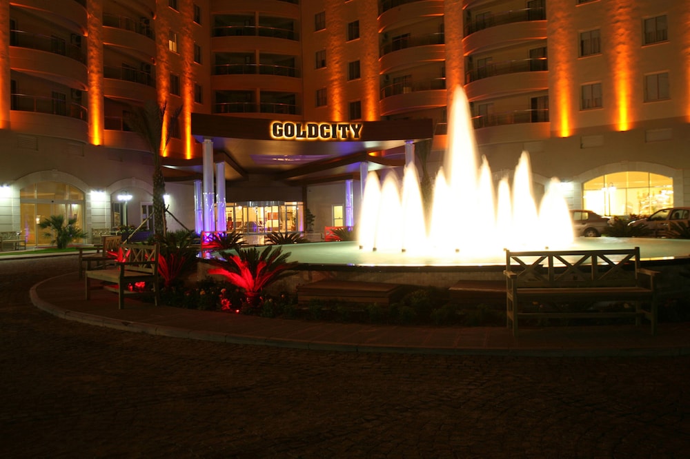 Hotelfassade am Abend/bei Nacht