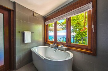 Deep Soaking Bathtub