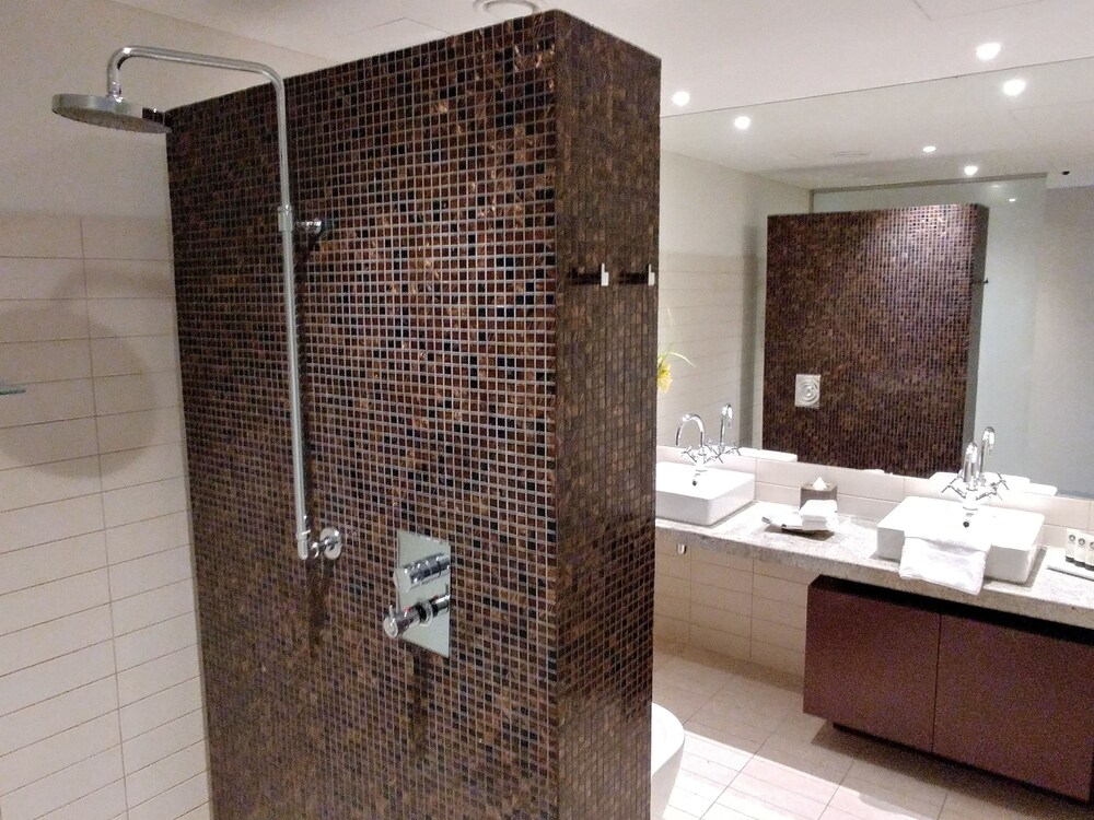 Premier Room, 3 Bedrooms - Bathroom