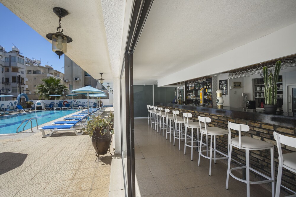Hotel Bar