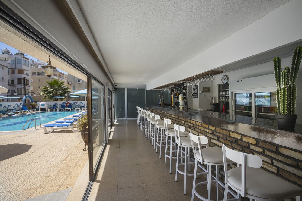 Poolside Bar
