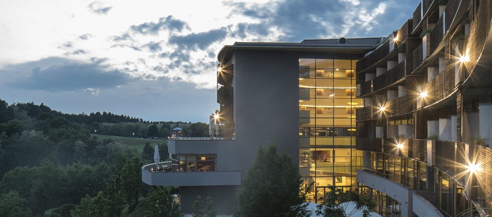 Hotelfassade am Abend/bei Nacht