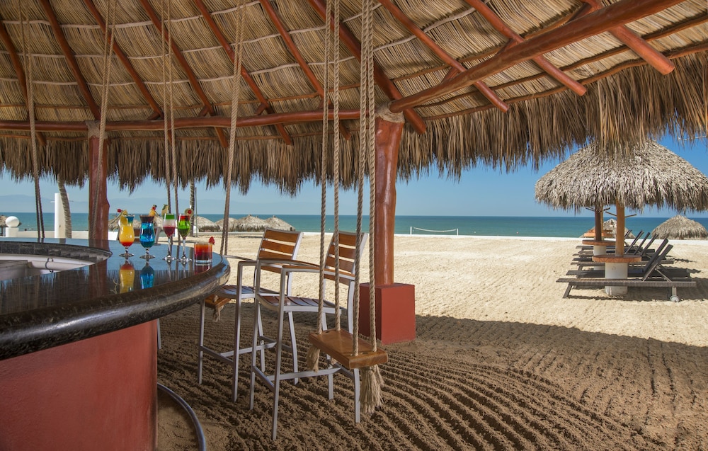 Bar junto a la piscina