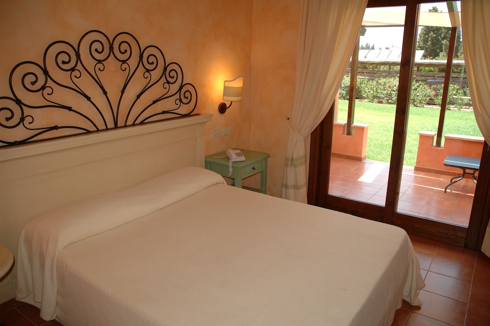 Double Room, 1 Double Bed, Patio, Garden Area - Guestroom
