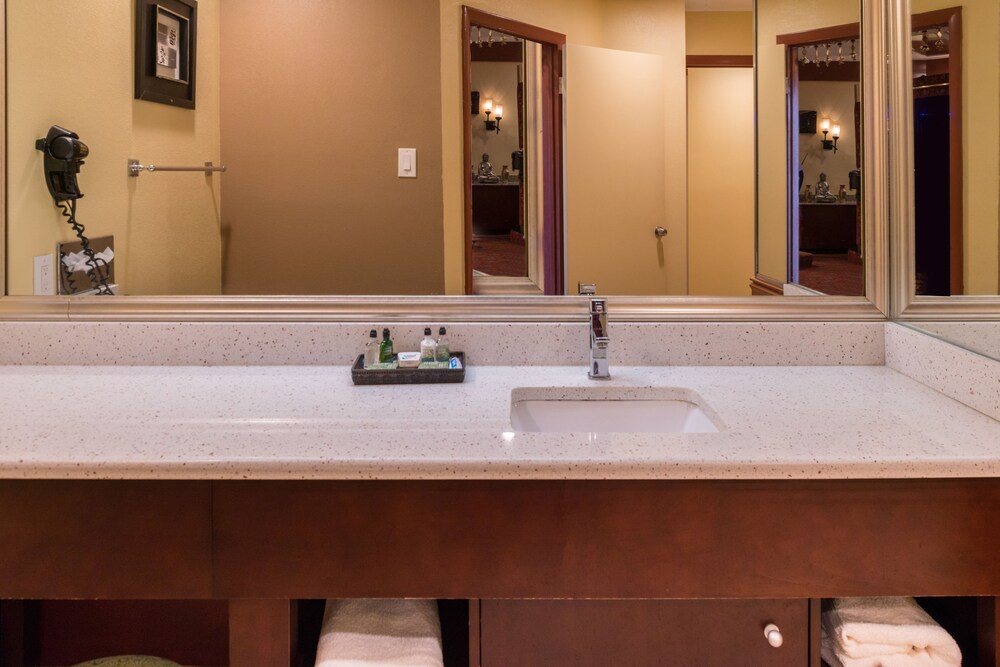 Bathroom, Inn of the Dove Romantic Suites with Jetted Tub & Fireplace